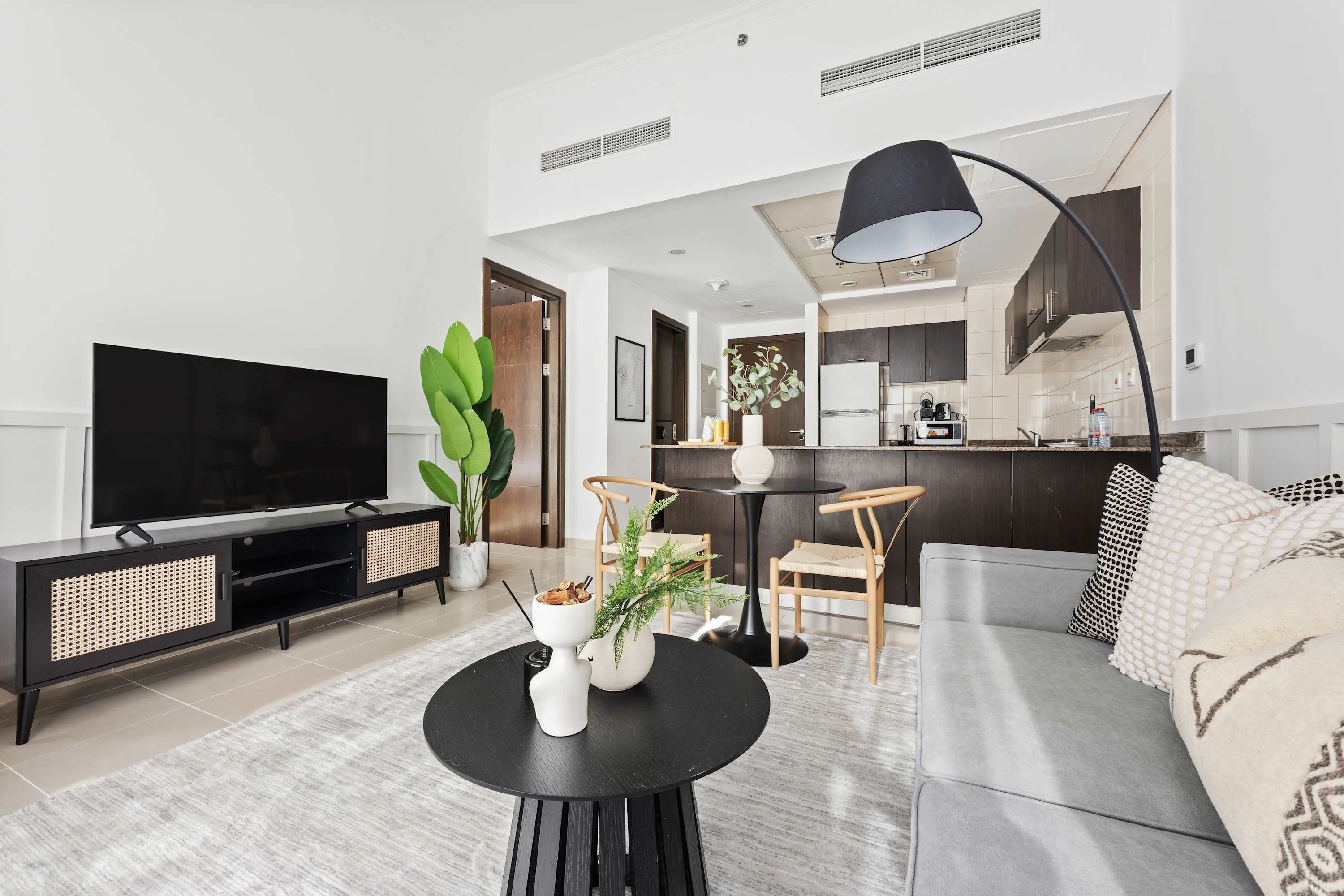 Spacious Dubai Flat With Dedicated Home Office In Bay Central Tower #3