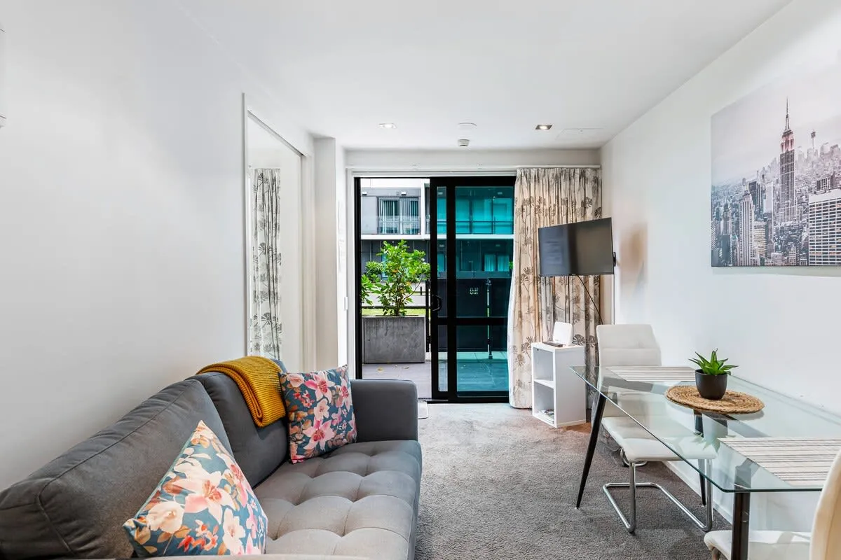 Distinctive Intimate One-bed Flat In Auckland -- Dedicated Home Office And Patio