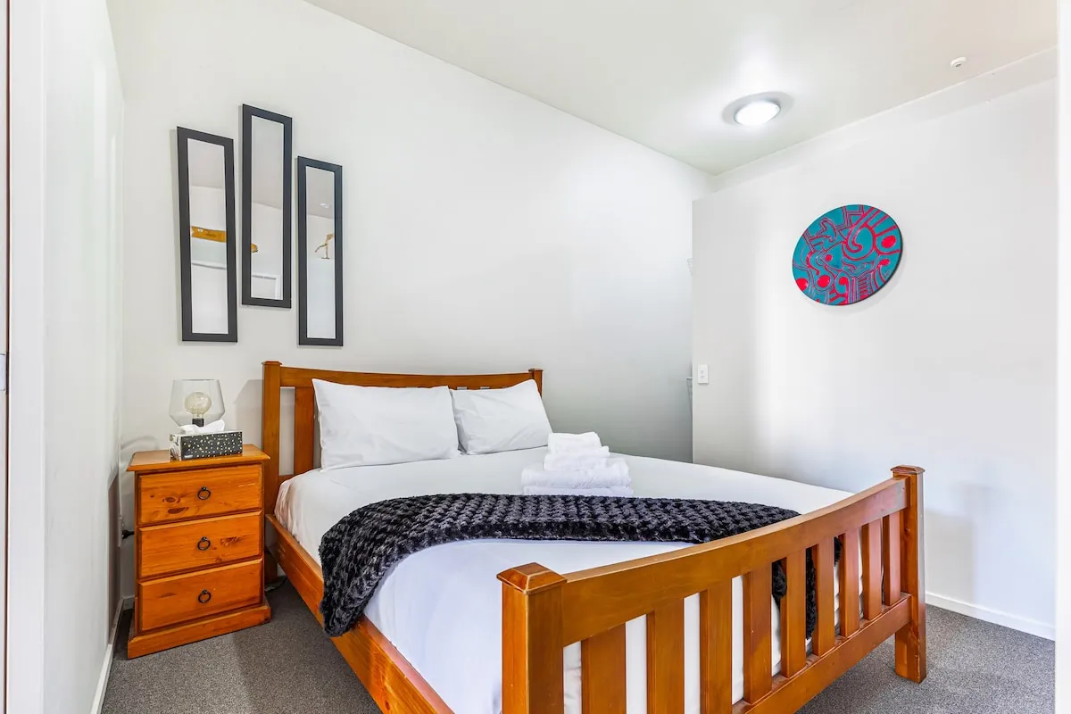 Contemporary Compact 1br Flat - Remote-work Ready With Balcony & Parking In Grey Lynn Auckland #4