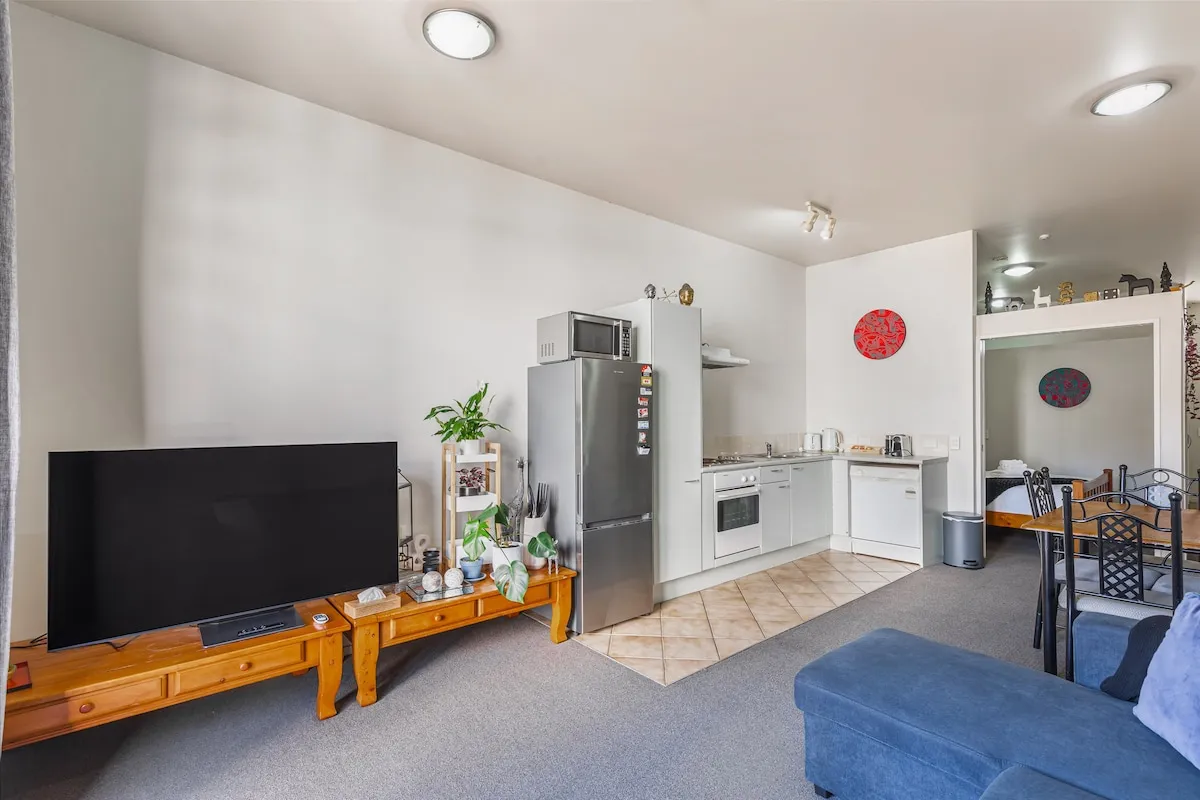 Contemporary Compact 1br Flat - Remote-work Ready With Balcony & Parking In Grey Lynn Auckland #2