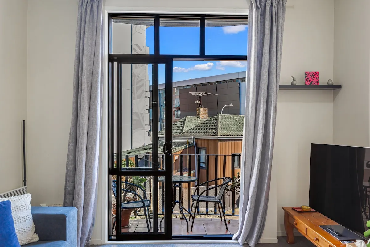 Contemporary Compact 1br Flat - Remote-work Ready With Balcony & Parking In Grey Lynn Auckland