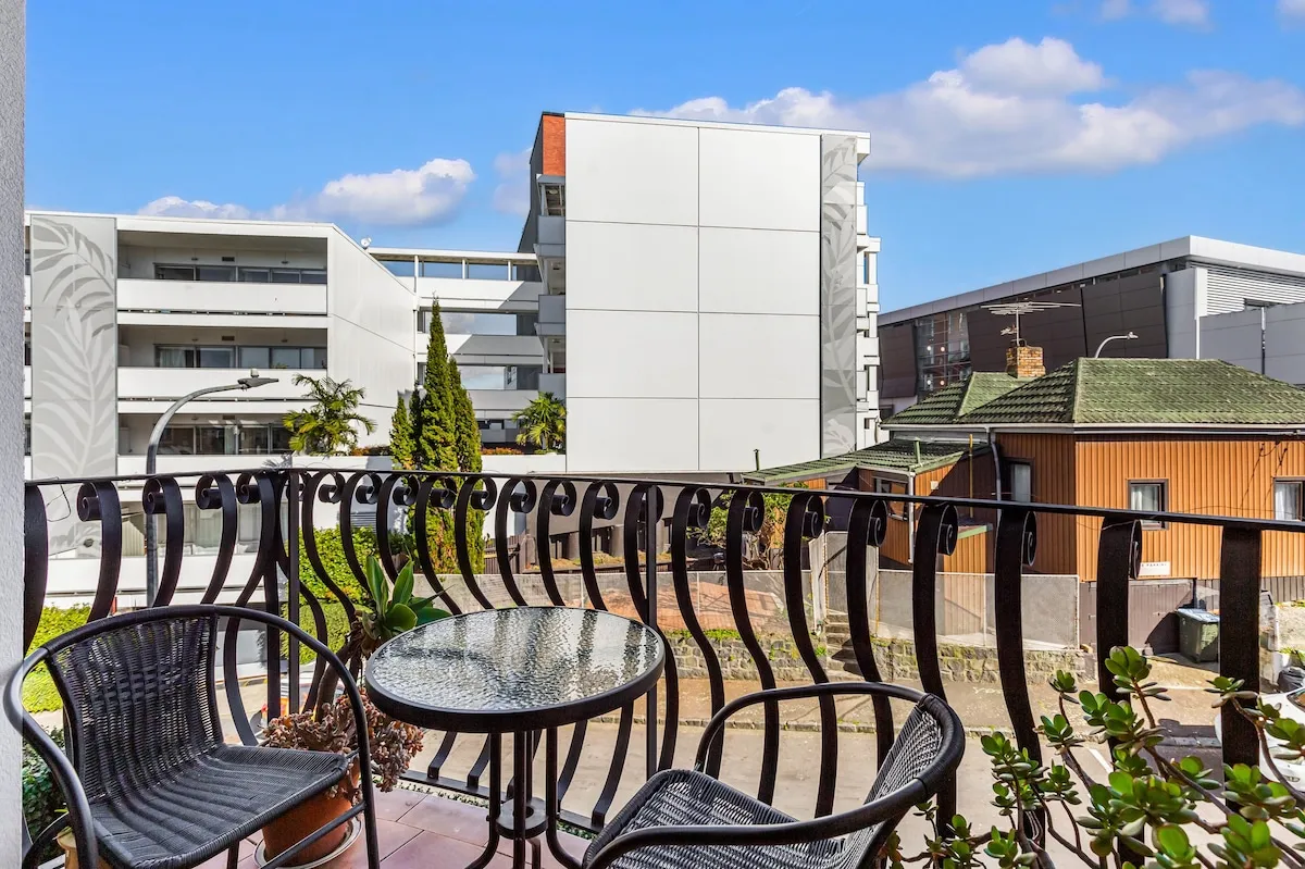Contemporary Compact 1br Flat - Remote-work Ready With Balcony & Parking In Grey Lynn Auckland #3