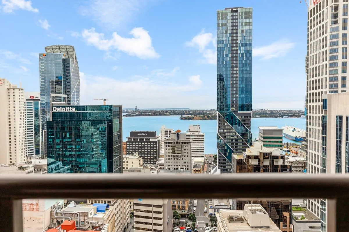 Sophisticated 1-bed Auckland Flat - Cozy City Views & Digital-nomad Ready Workspace #3