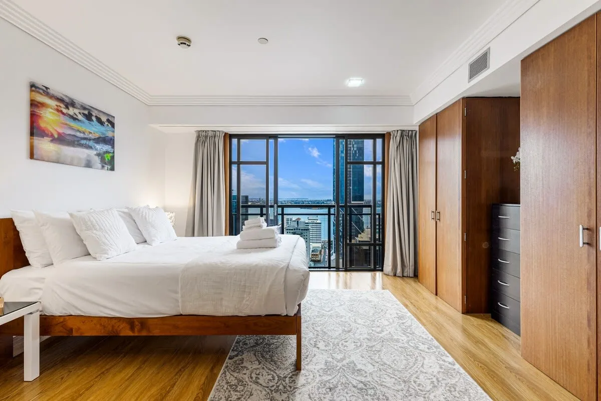 Sophisticated 1-bed Auckland Flat - Cozy City Views & Digital-nomad Ready Workspace