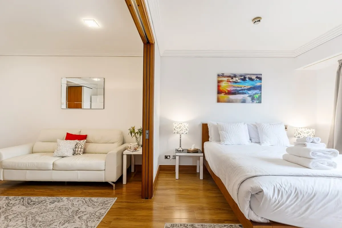 Sophisticated 1-bed Auckland Flat - Cozy City Views & Digital-nomad Ready Workspace #4