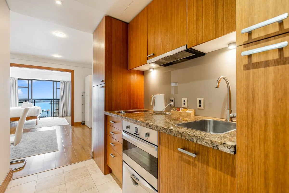 Sophisticated 1-bed Auckland Flat - Cozy City Views & Digital-nomad Ready Workspace #2