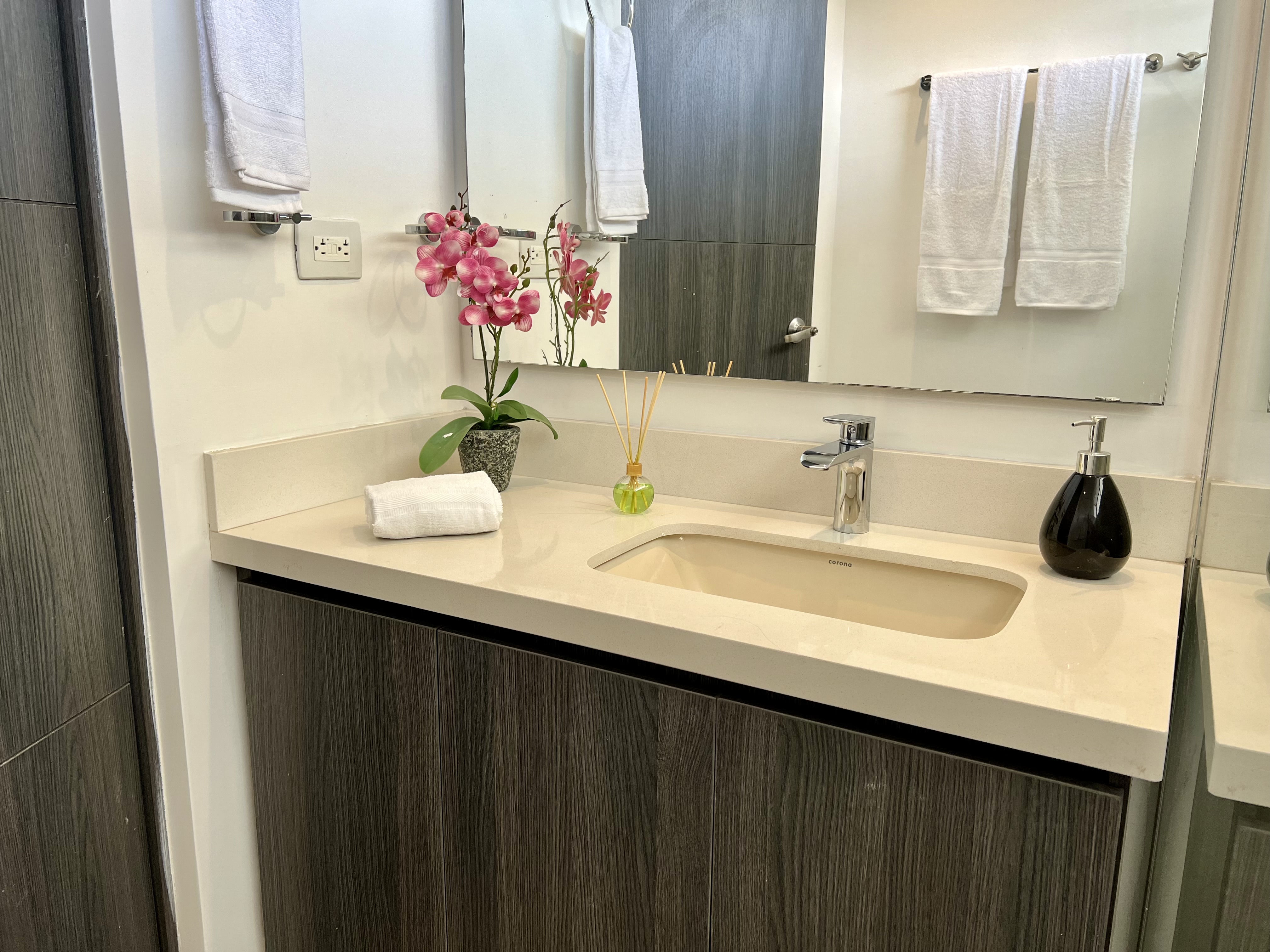 Elegant 2br Executive Flat In El Poblado, Medellin - Spacious Work-from-home Base #5