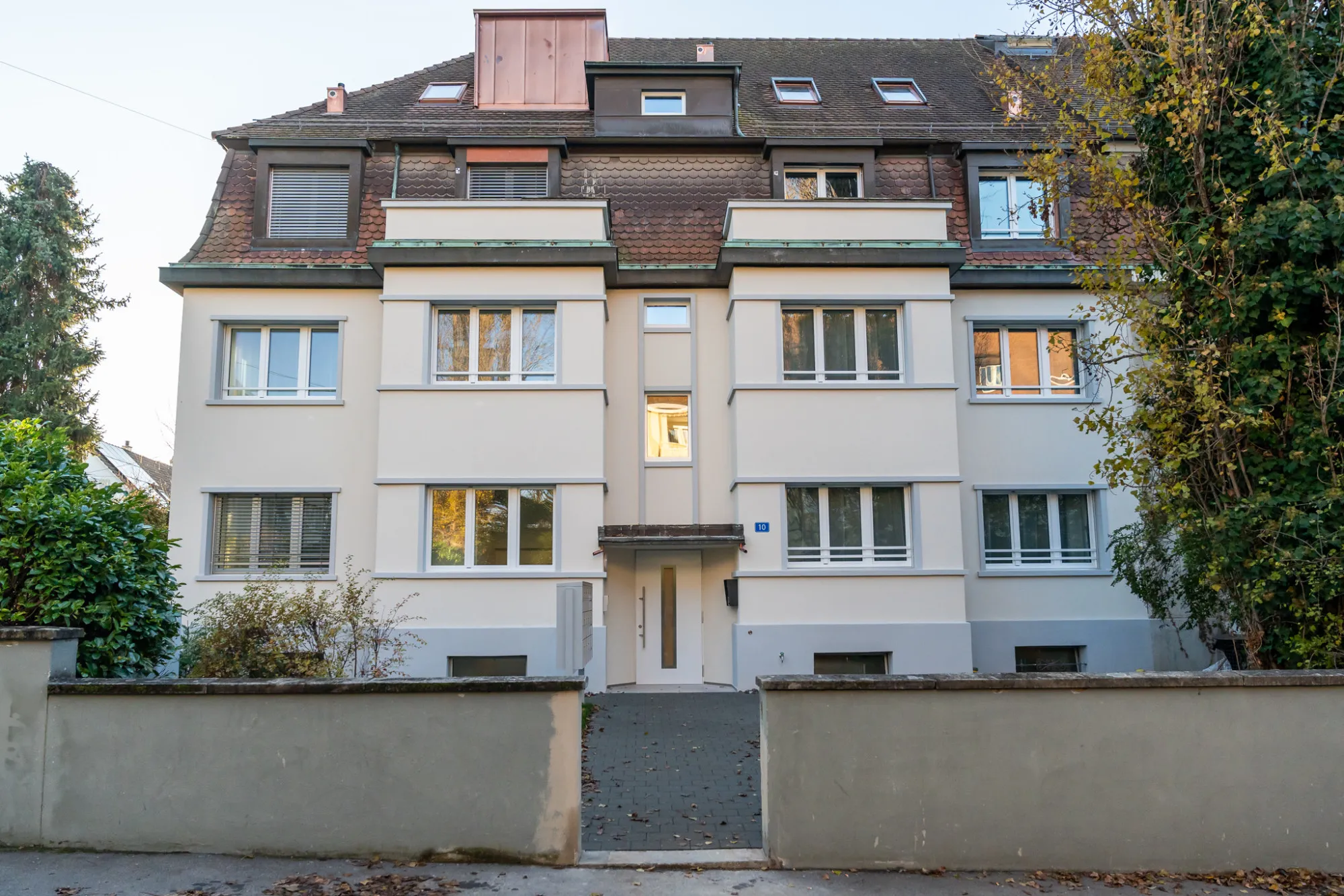 Contemporary Basel Flat With Home Office For Remote Work #4
