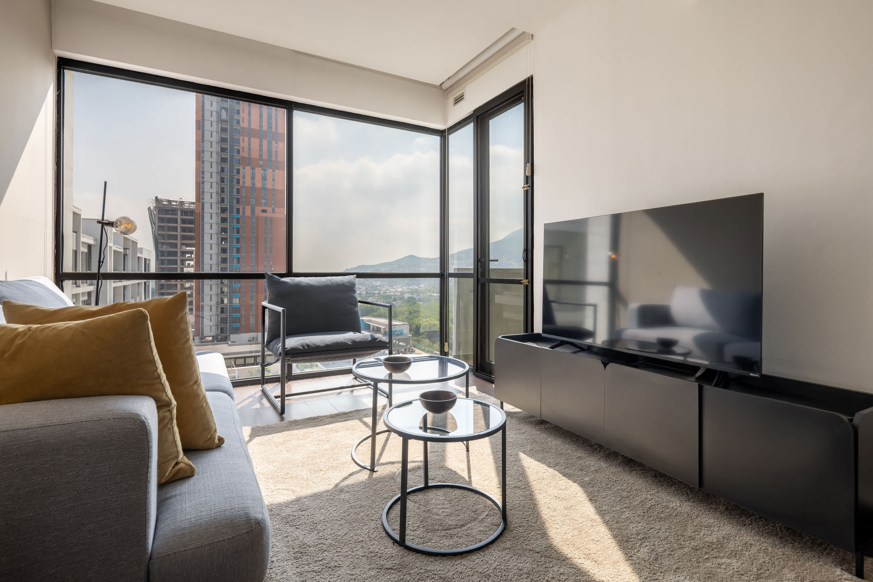 Compact 2br Monterrey Flat: Mountain Views From Your Desk, Pool + Gym