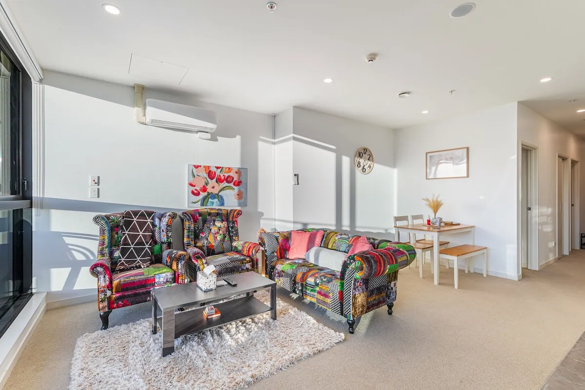 Contemporary Compact 2br Flat In Auckland Cbd -- Sophisticated Home Office & City Views #4
