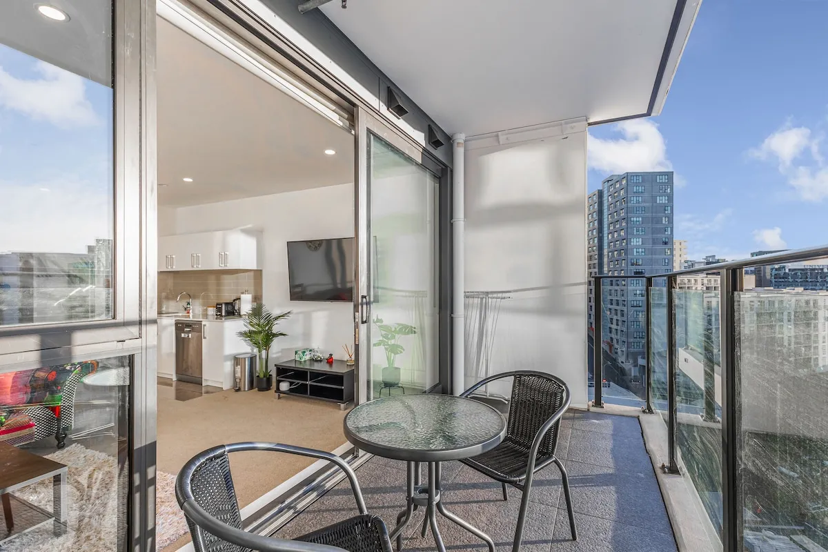 Contemporary Compact 2br Flat In Auckland Cbd -- Sophisticated Home Office & City Views #5