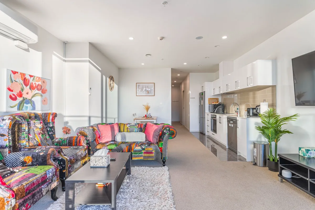Contemporary Compact 2br Flat In Auckland Cbd -- Sophisticated Home Office & City Views