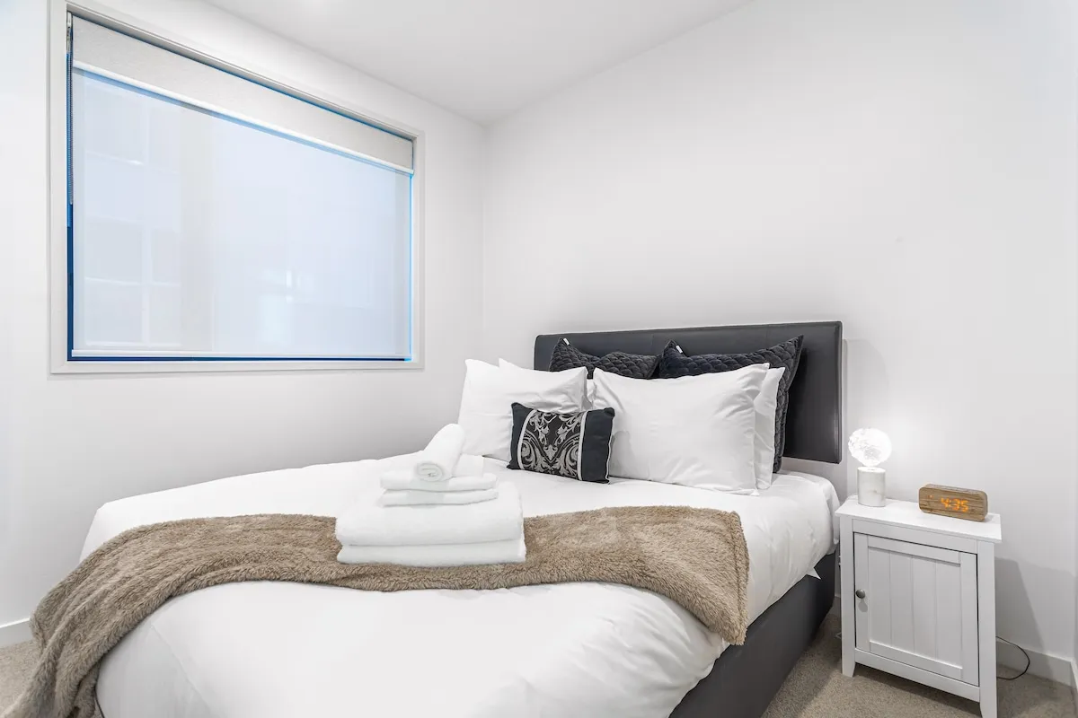 Contemporary Compact 2br Flat In Auckland Cbd -- Sophisticated Home Office & City Views #2