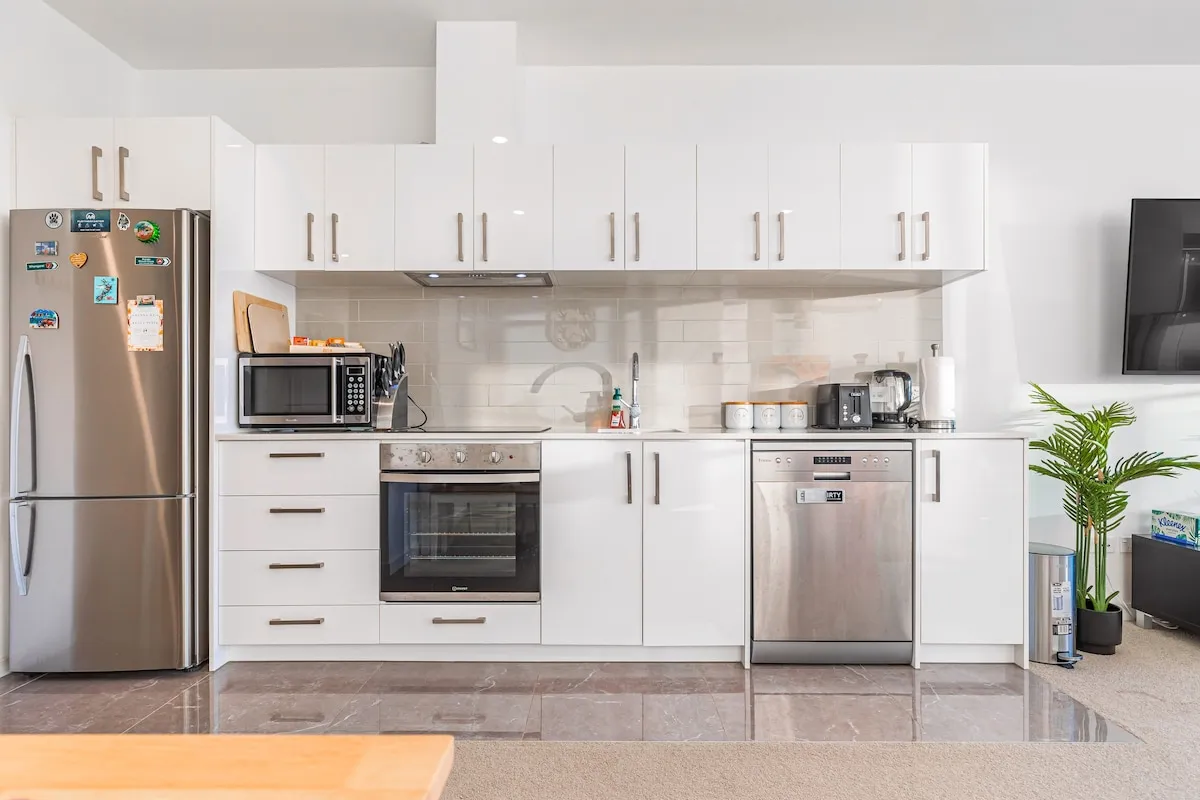 Contemporary Compact 2br Flat In Auckland Cbd -- Sophisticated Home Office & City Views #3