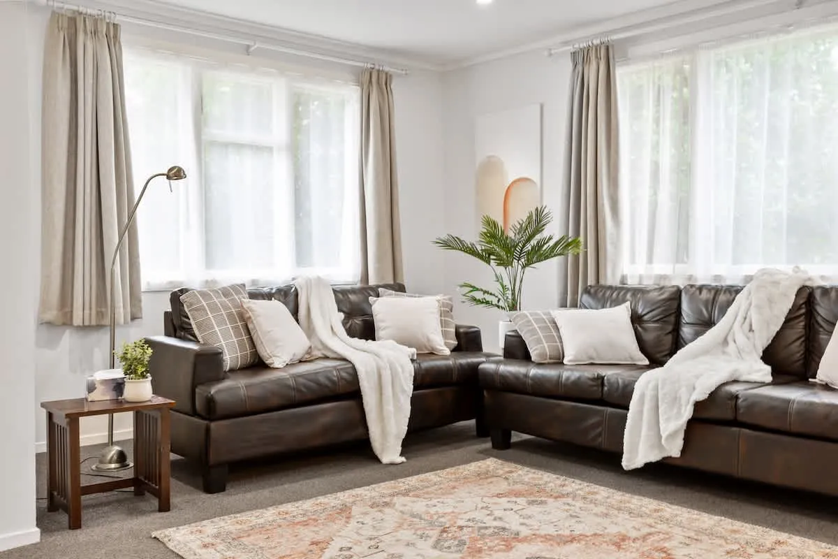 Chic 3br Auckland Flat - Efficient Layout, Dedicated Workstation & Patio