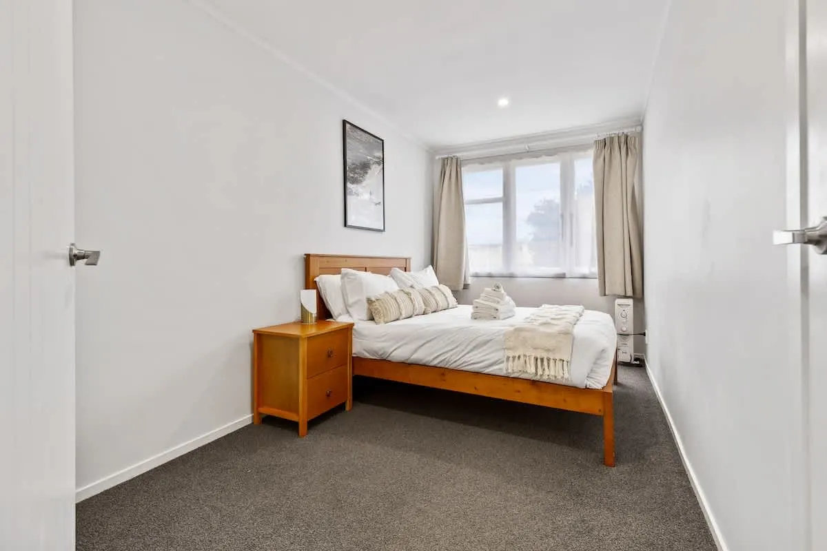 Chic 3br Auckland Flat - Efficient Layout, Dedicated Workstation & Patio #2