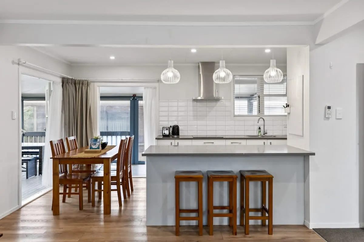 Chic 3br Auckland Flat - Efficient Layout, Dedicated Workstation & Patio #3