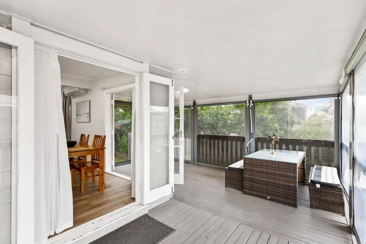 Chic 3br Auckland Flat - Efficient Layout, Dedicated Workstation & Patio #4