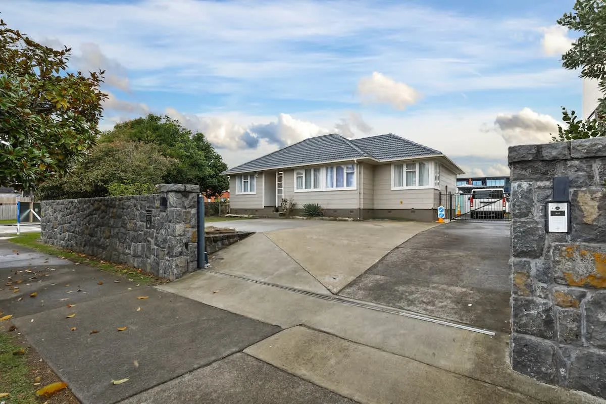Chic 3br Auckland Flat - Efficient Layout, Dedicated Workstation & Patio #5