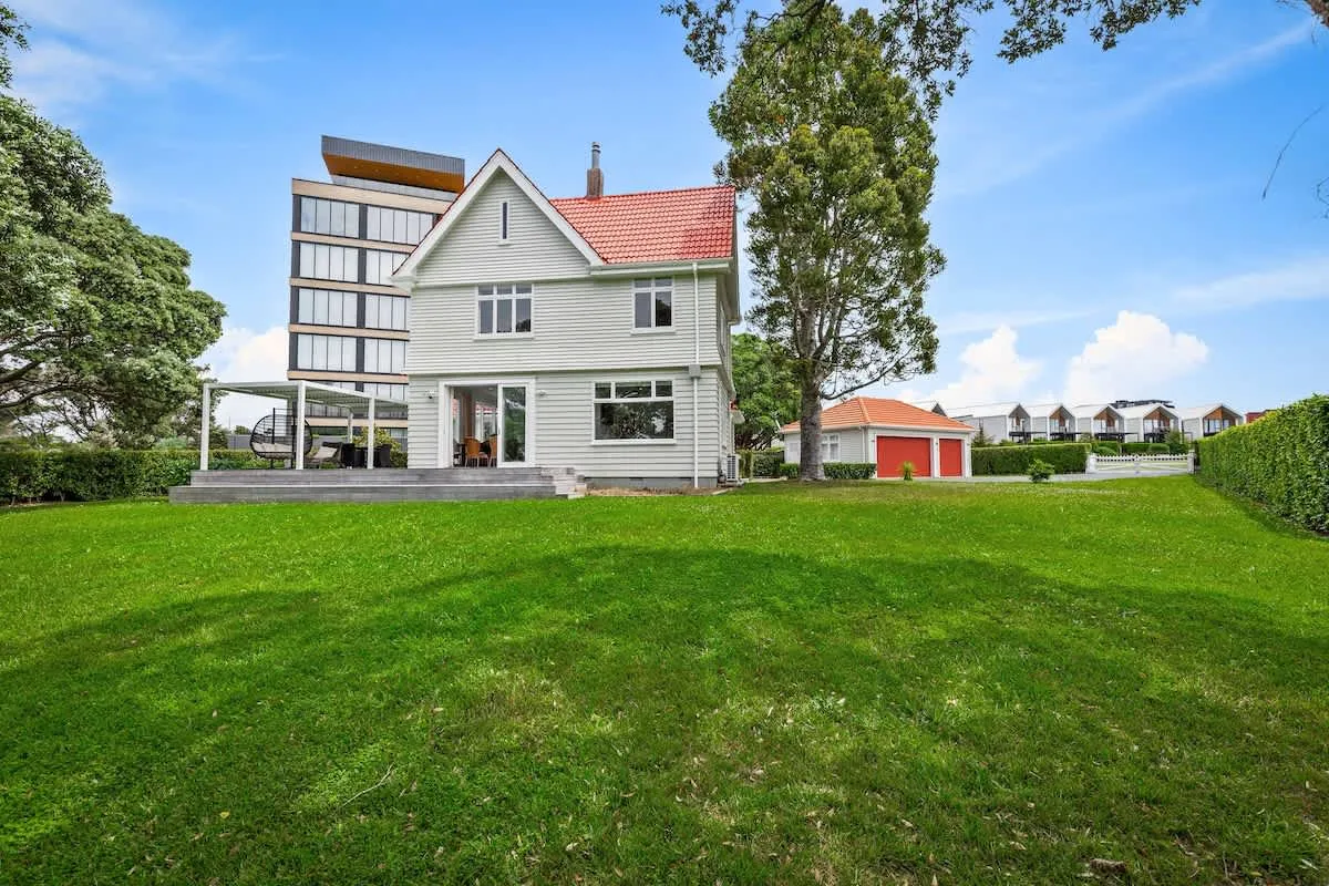 Auckland Designer 4br Flat -- Cozy, Work-from-home Ready With Bay Views & Ferry Access