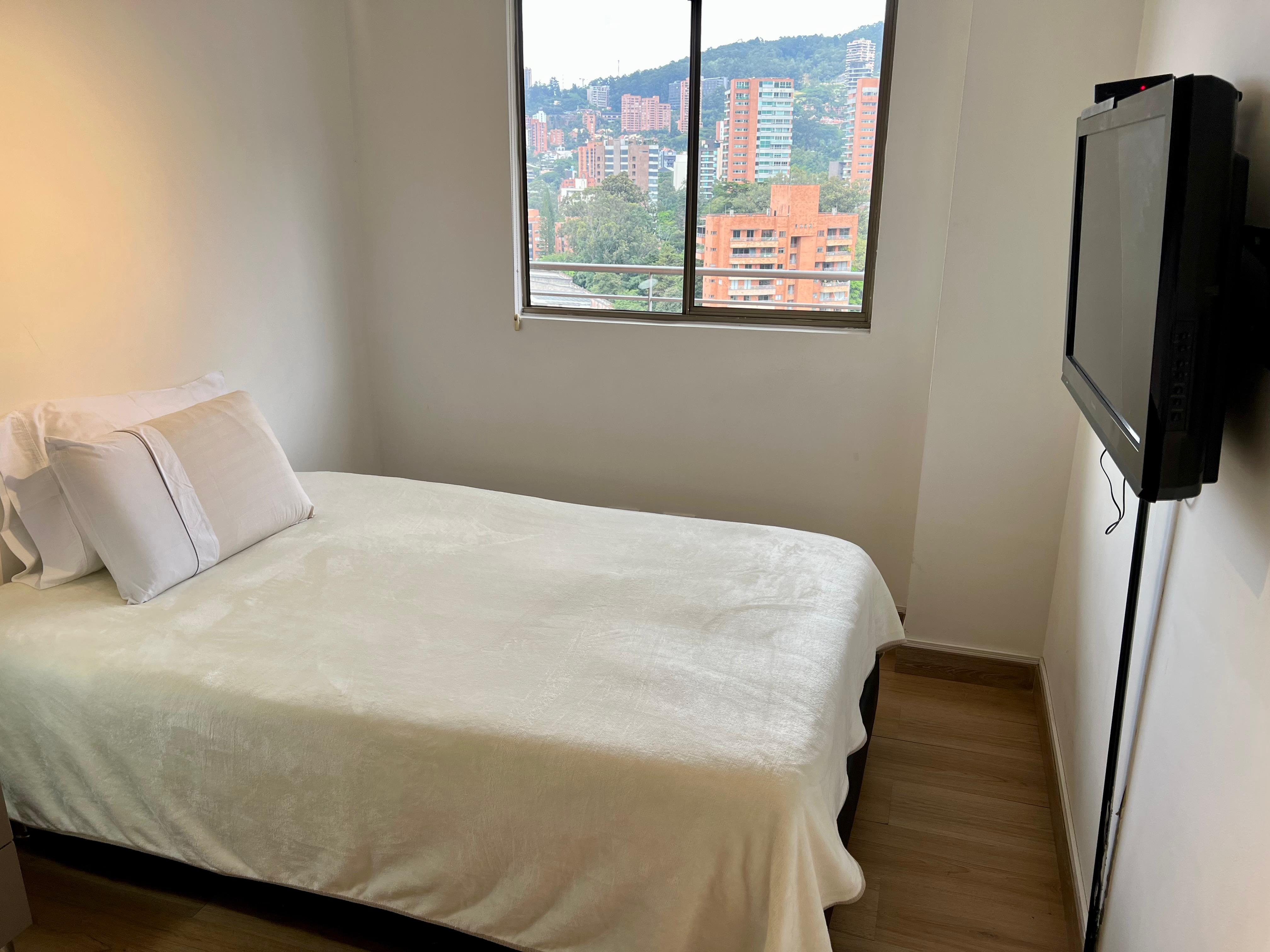 Roomy, Upscale Flat With Skyline Views From Your Desk - 2br In El Poblado, Medellin #4