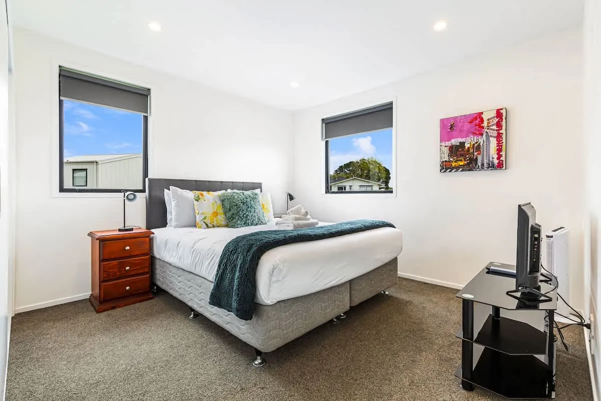 Auckland Chic Metropolitan Flat: Efficient 3br, Digital-nomad Workstations + Free Parking #3