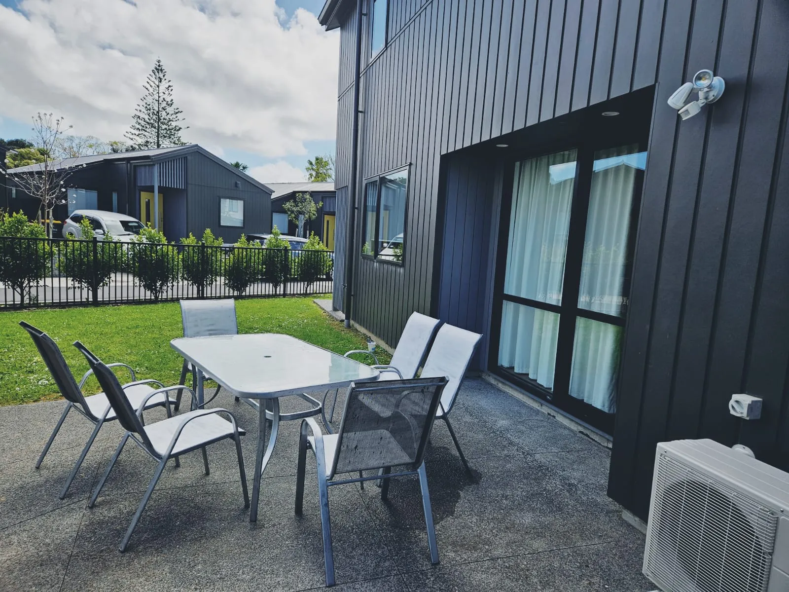 Auckland Chic Metropolitan Flat: Efficient 3br, Digital-nomad Workstations + Free Parking #5
