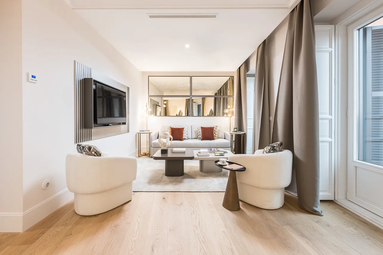 Spacious Madrid Flat With Dedicated Home Office And Creative Workspace In Centro #3