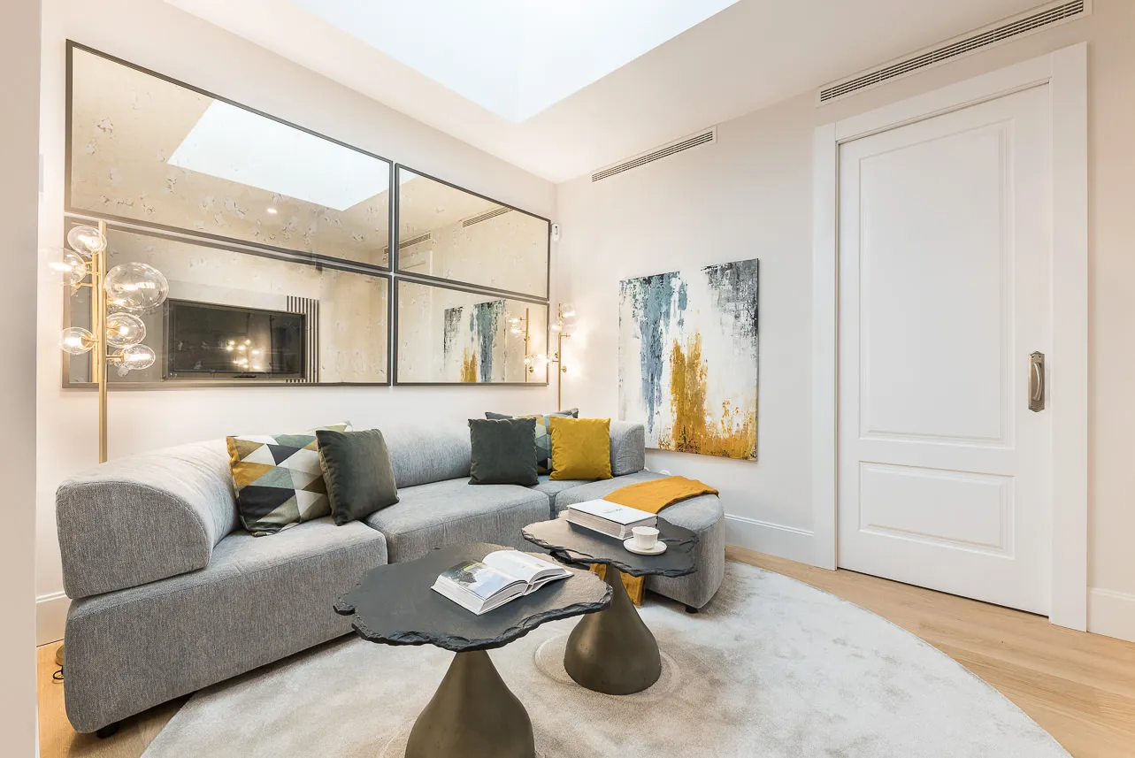 Spacious Madrid Executive Flat With Dedicated Home Office Areas And Modern Comforts #3