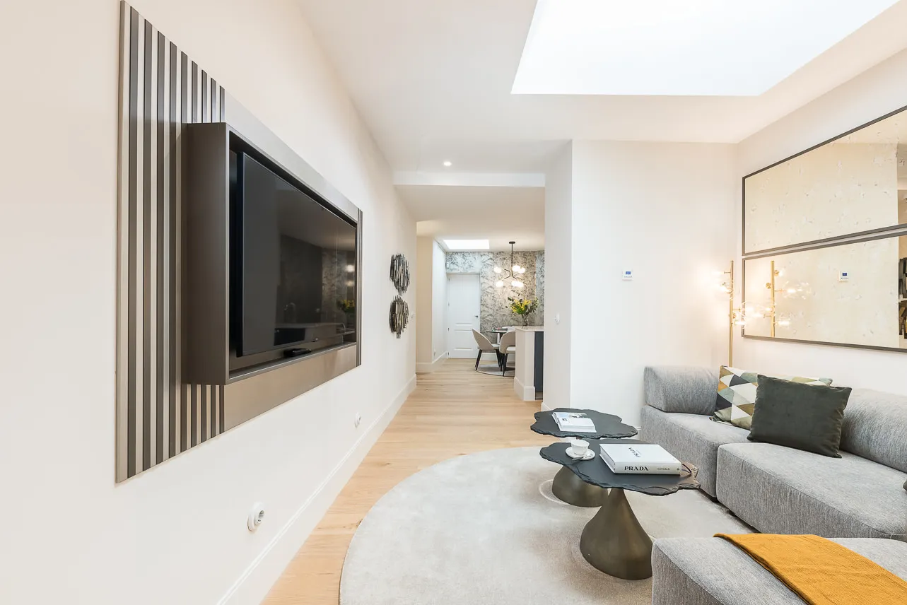 Spacious Madrid Executive Flat With Dedicated Home Office Areas And Modern Comforts #4