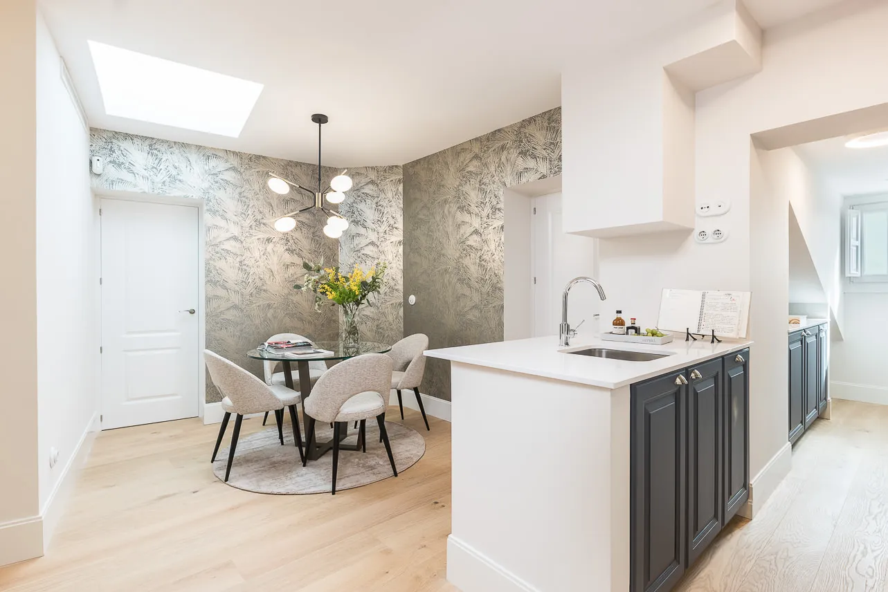 Spacious Madrid Executive Flat With Dedicated Home Office Areas And Modern Comforts #2