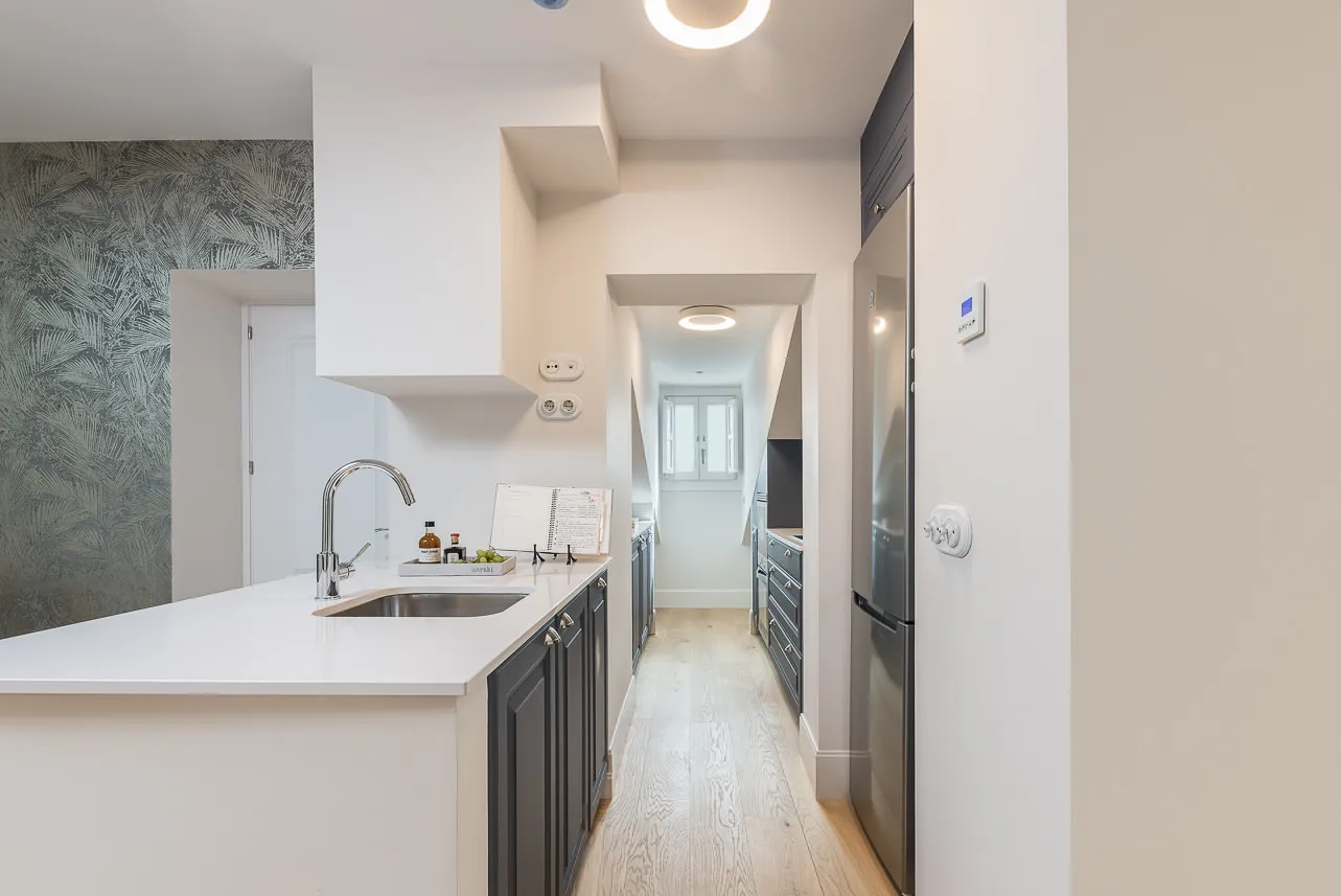 Spacious Madrid Executive Flat With Dedicated Home Office Areas And Modern Comforts #5