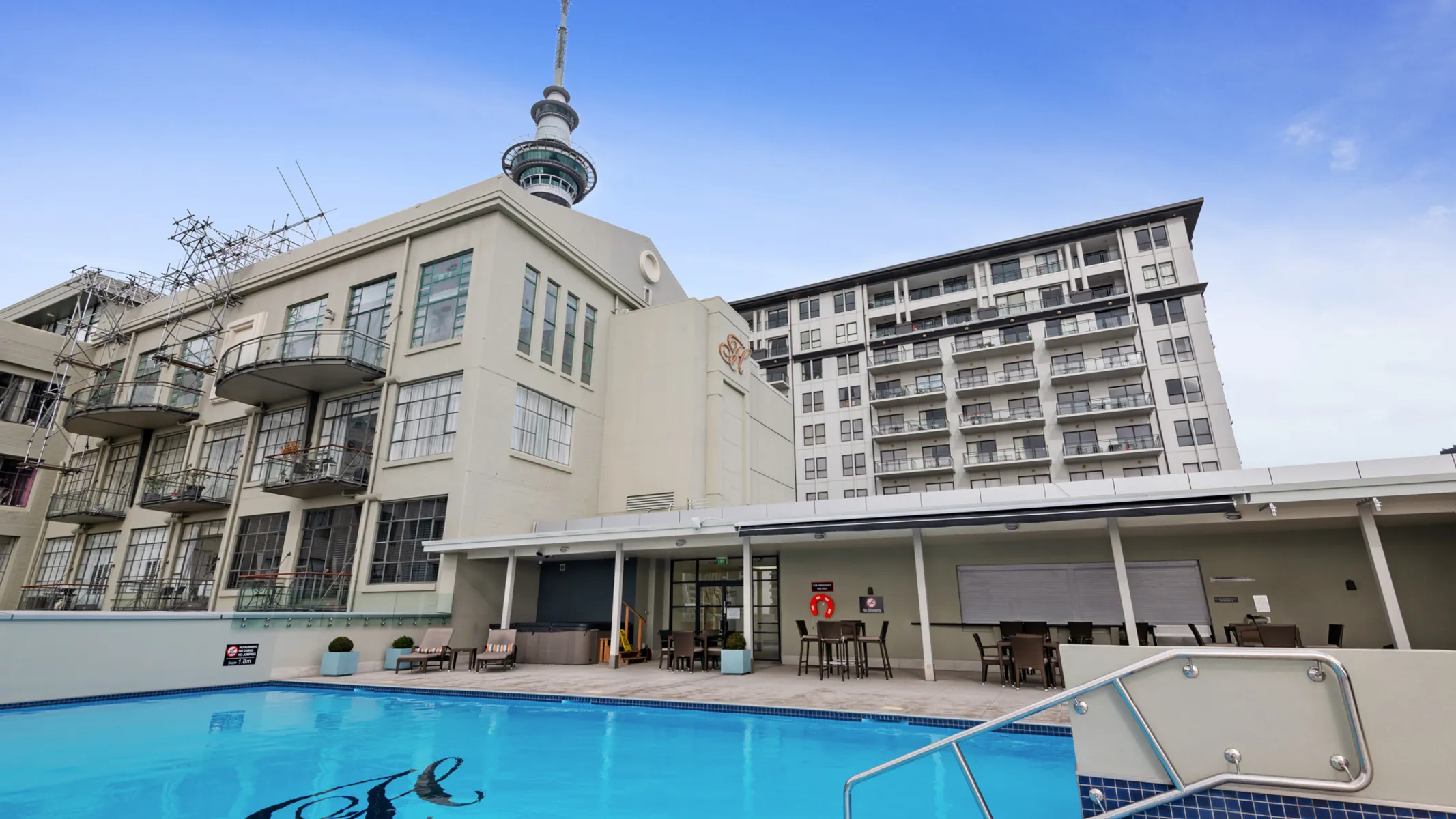 Auckland Modern 1br Flat - Home Office Ready, Pool, Sauna & Gym