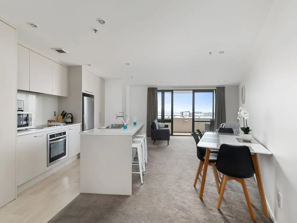 Impressive Cozy 2br Auckland Flat - Sky Tower View, Dedicated Home Office & Parking