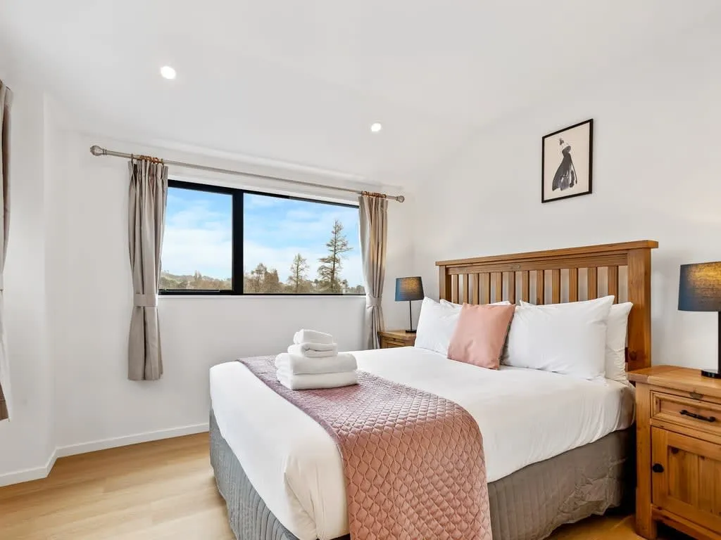 Auckland Sleek Flat: Efficient 3-br Contemporary Living With Built-in Home Office #4