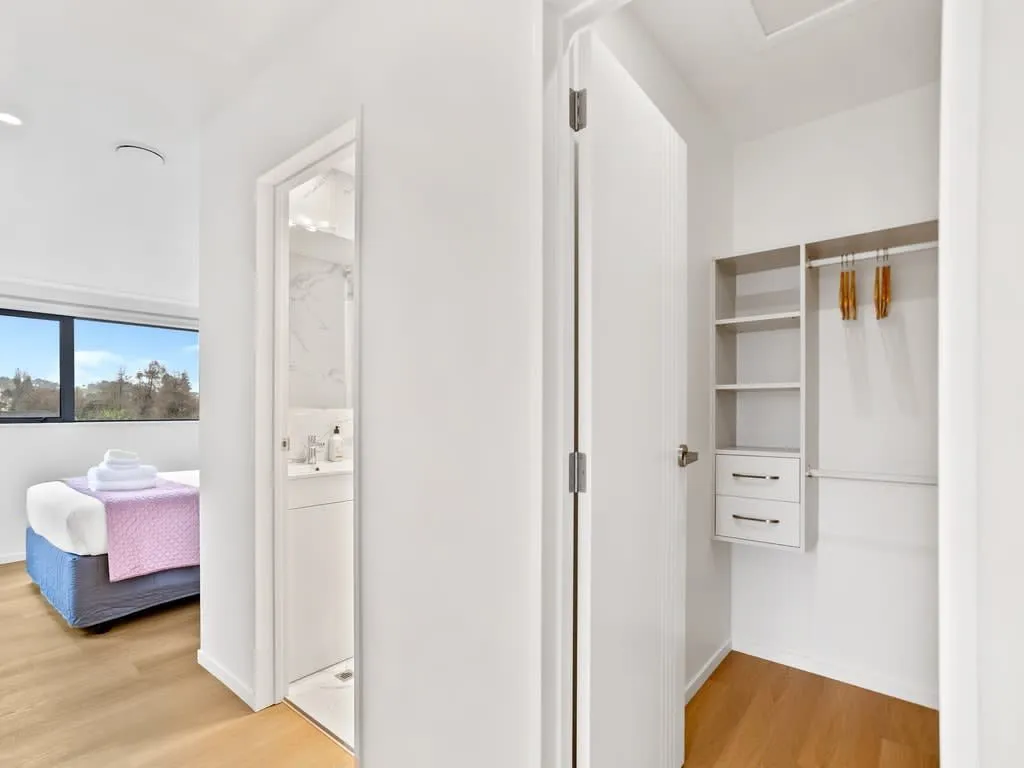 Auckland Sleek Flat: Efficient 3-br Contemporary Living With Built-in Home Office #5