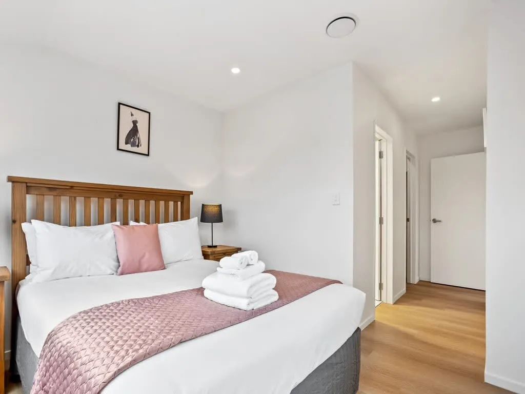 Auckland Sleek Flat: Efficient 3-br Contemporary Living With Built-in Home Office