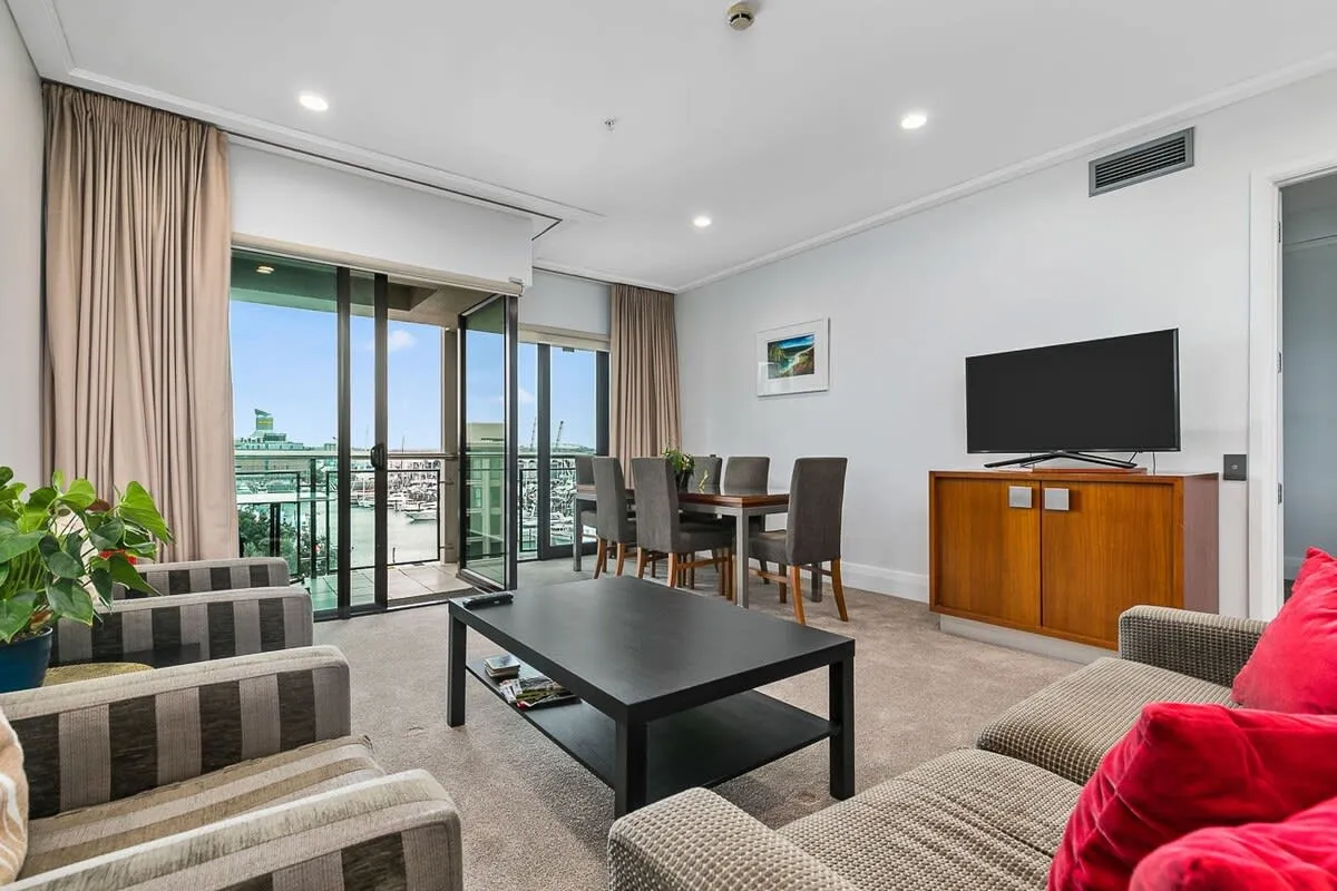 Executive Compact 2br Flat In Viaduct Harbour -- Premium Home Office For Digital Nomads