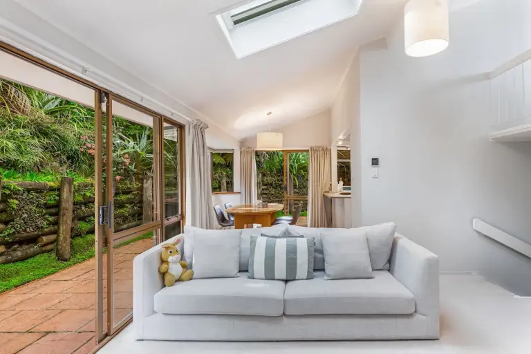 Auckland Compact 2br Flat - Distinctive Layout & Dedicated Work-from-home Nook