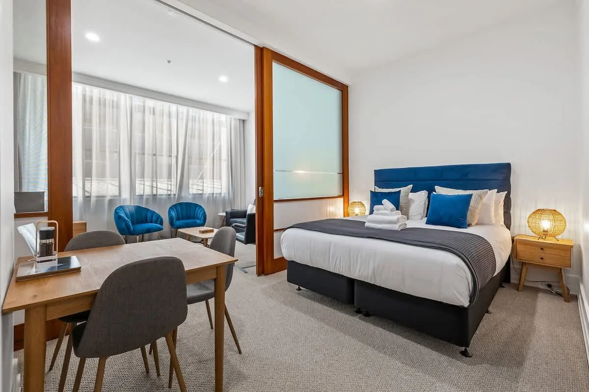 Digital-nomad Ready Compact 1br Flat In Auckland: Dedicated Desk, Pool & Gym