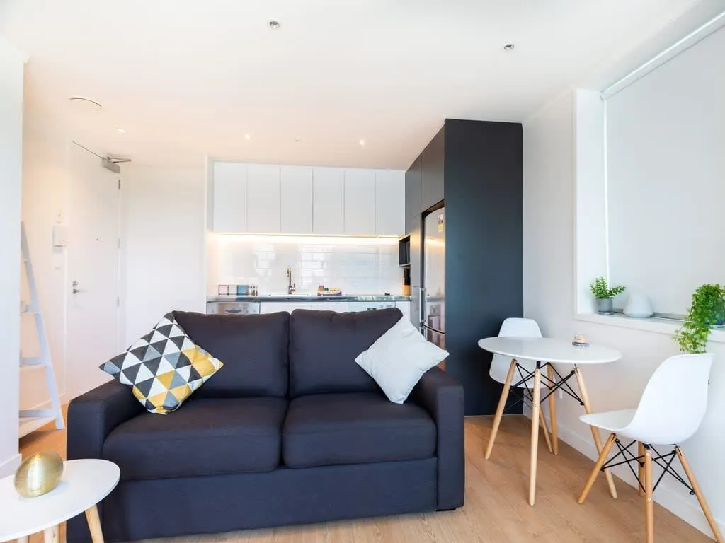 Curated Efficient 1br Flat Auckland - Work-from-home Setup & Fast Wifi