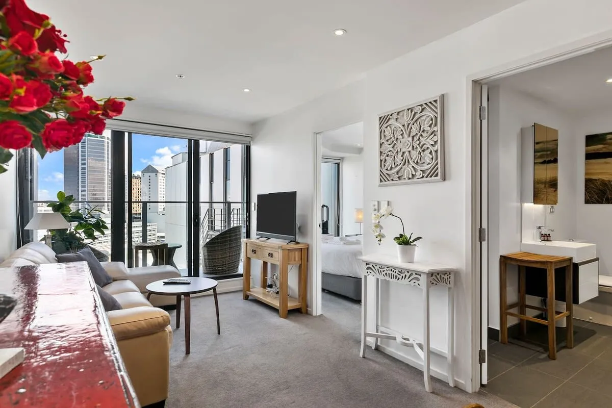 Trendy Executive Flat In Auckland: Charming 2br, Dedicated Home Office & Gym