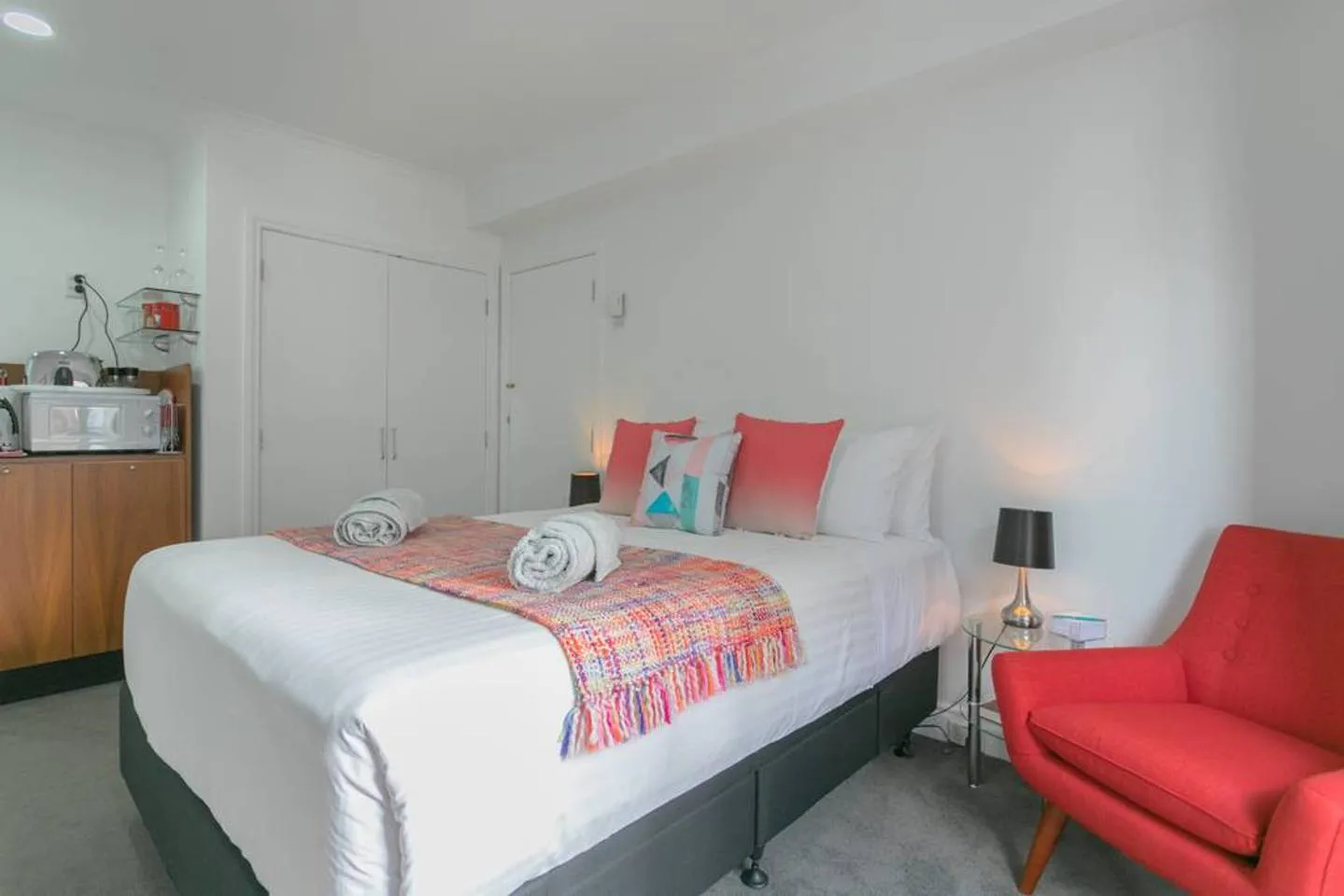 Modern Auckland Flat: Efficient 1br With Home Office, Heated Pool & Gym #5