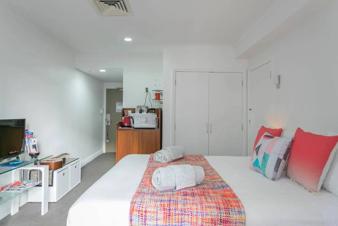 Modern Auckland Flat: Efficient 1br With Home Office, Heated Pool & Gym #4