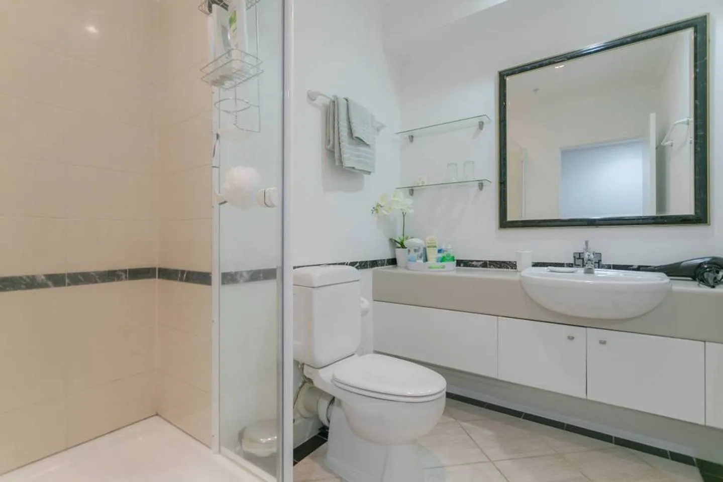 Modern Auckland Flat: Efficient 1br With Home Office, Heated Pool & Gym #3