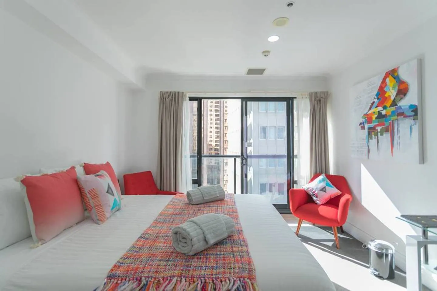 Modern Auckland Flat: Efficient 1br With Home Office, Heated Pool & Gym