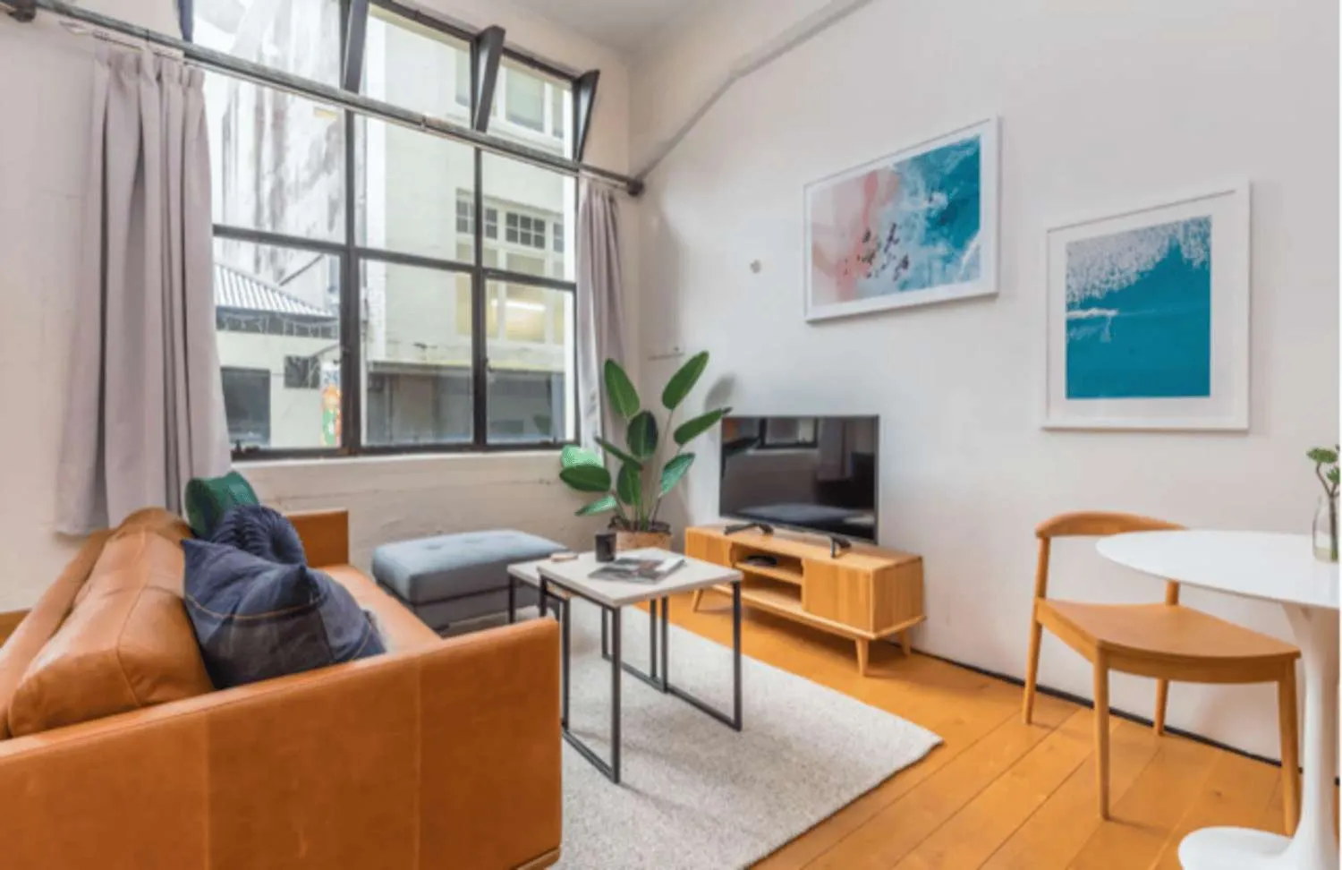 Distinctive Compact Modern Studio Auckland - Work-ready Desk & High-speed Wifi