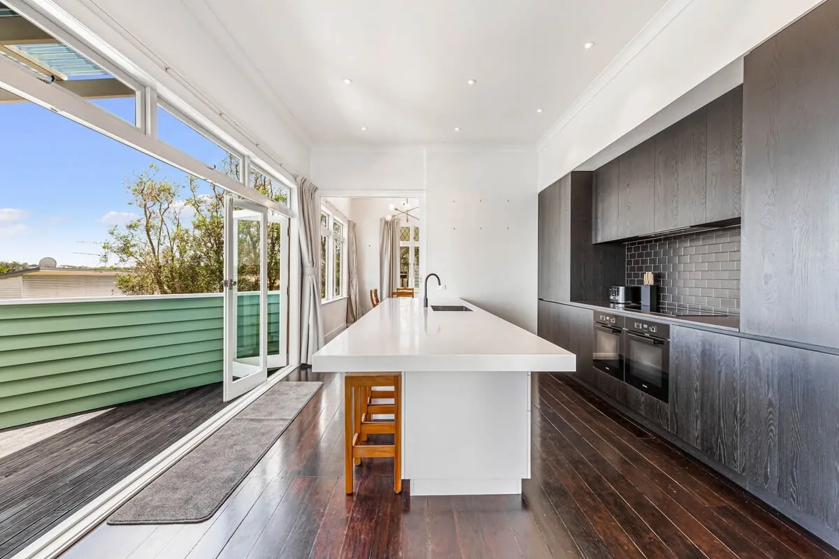 Impressive Executive Apartment: Charming 4br In Auckland With Dedicated Home Office & Parking #4