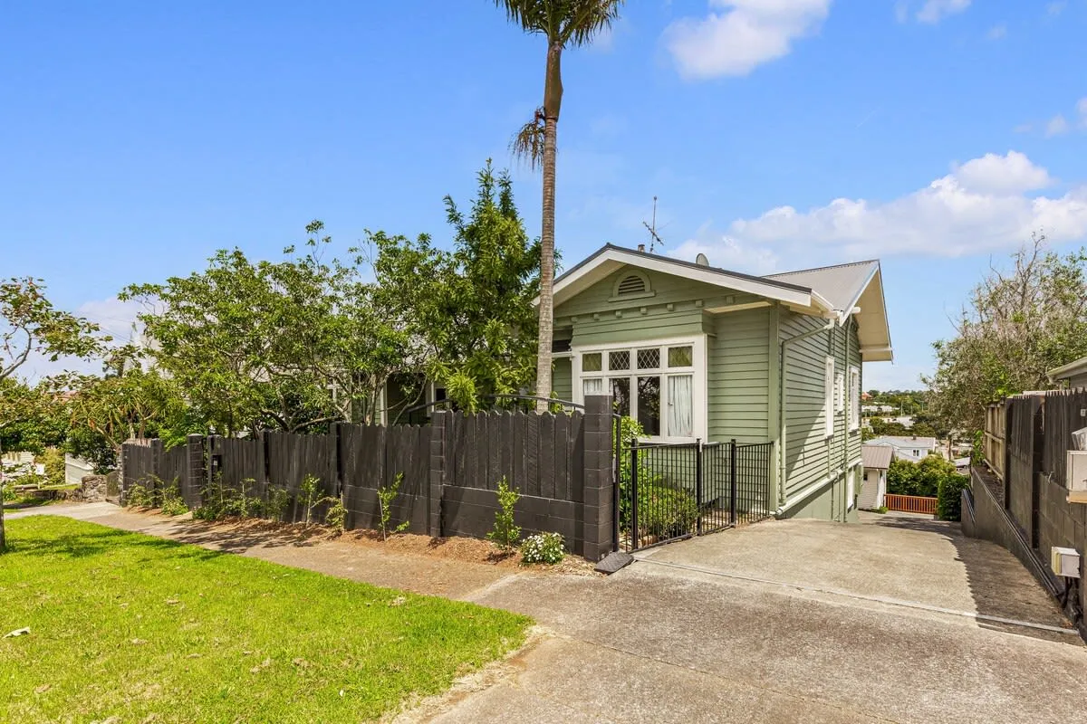 Impressive Executive Apartment: Charming 4br In Auckland With Dedicated Home Office & Parking