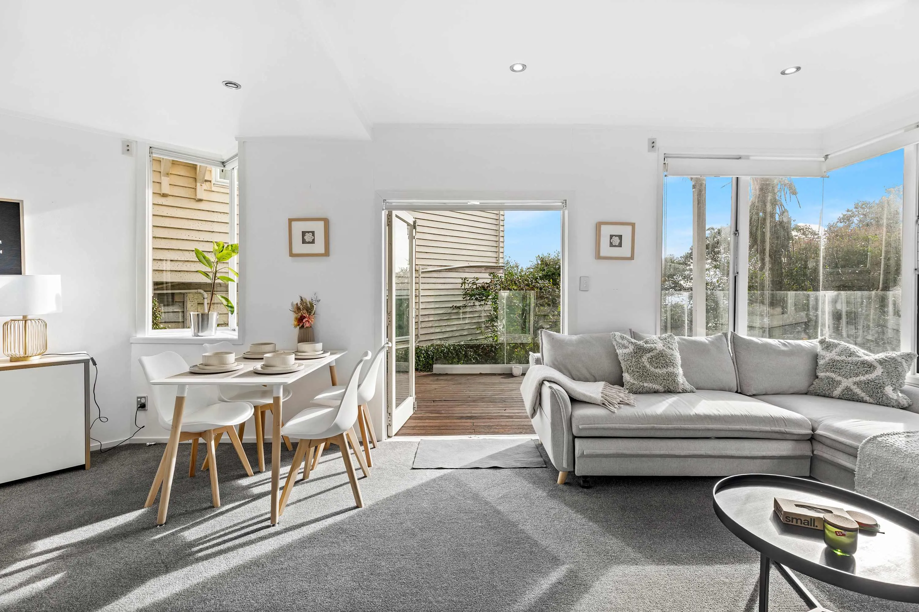 Curated Compact 2br Auckland Flat - High-speed Wifi & Private Work Nook
